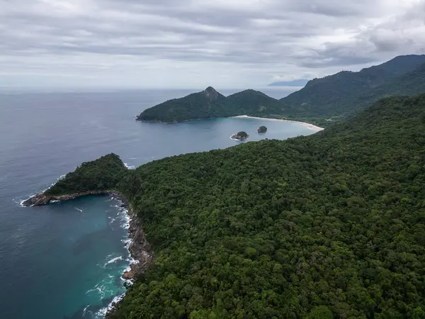 Küçük yeşil yağmur ormanları dağlarının güzel hava manzarası ve Dois Rios plajı, Ilha Grande, Rio de Janeiro, Brezilya
