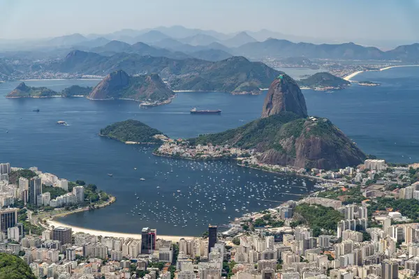 Kurtarıcı İsa 'dan şehir binalarına, okyanuslara ve dağlara Rio de Janeiro, Brezilya