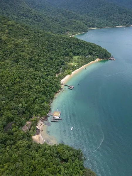 Ilha Grande, Rio de Janeiro, Brezilya 'daki yeşil yağmur ormanları plajındaki özel mülke güzel bir hava manzarası