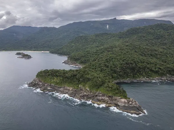 Dağları, yeşil yağmur ormanları ve okyanus üzerindeki kayalık sahili, Ilha Grande, Rio de Janeiro, Brezilya