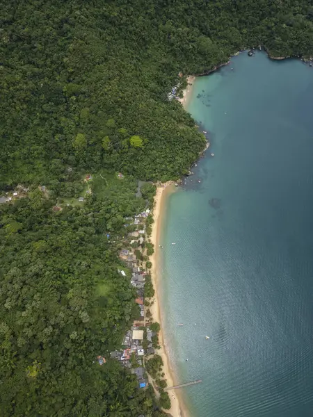 Brezilya, Rio de Janeiro, Ilha Grande 'deki yeşil yağmur ormanları ve zümrüt sularının güzel hava manzarası