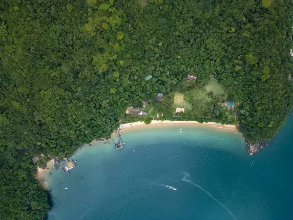 Ilha Grande, Rio de Janeiro, Brezilya 'daki yeşil yağmur ormanları plajındaki özel mülke güzel bir hava manzarası