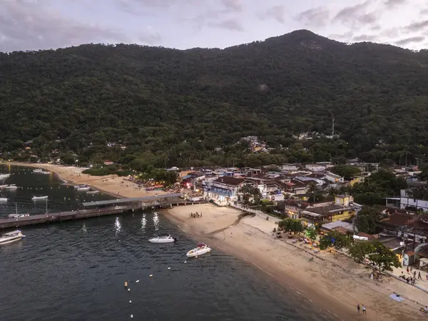İlha Grande, Rio de Janeiro, Brezilya 'daki Abrao plaj köyüne ve yeşil yağmur ormanlarına güzel hava manzarası 