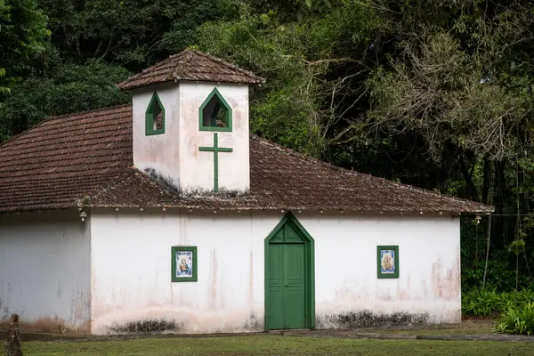 Dois Rios Plajı 'ndaki küçük beyaz kilise binası, Ilha Grande, Rio de Janeiro, Brezilya