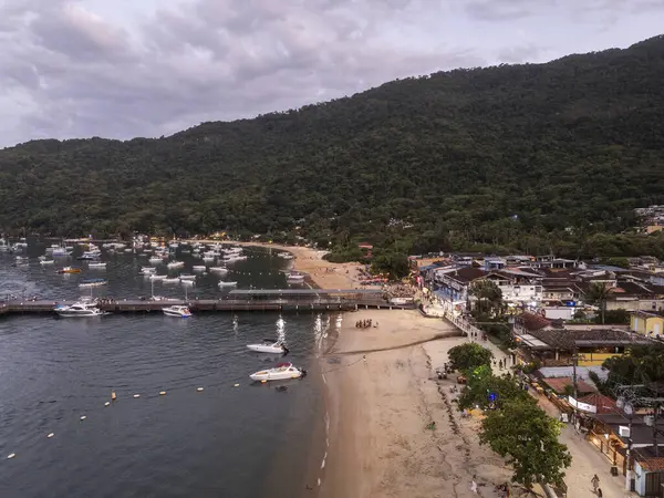 İlha Grande, Rio de Janeiro, Brezilya 'daki Abrao plaj köyüne ve yeşil yağmur ormanlarına güzel hava manzarası 