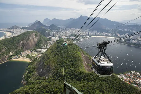 Sugar Loaf teleferiğinden şehir binalarına, okyanus ve dağlara, Rio de Janeiro, Brezilya