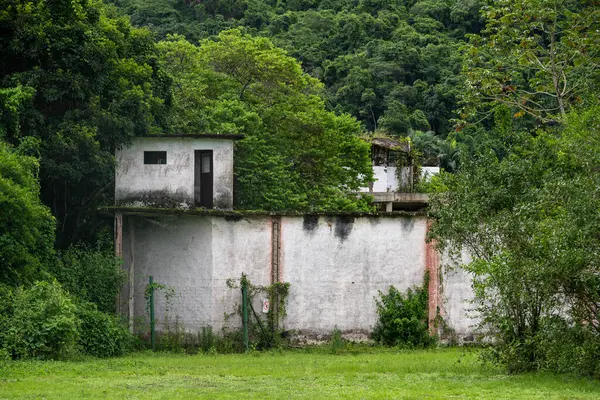 Dois Rios Plajı 'ndaki eski hapishane binası, Ilha Grande, Rio de Janeiro, Brezilya