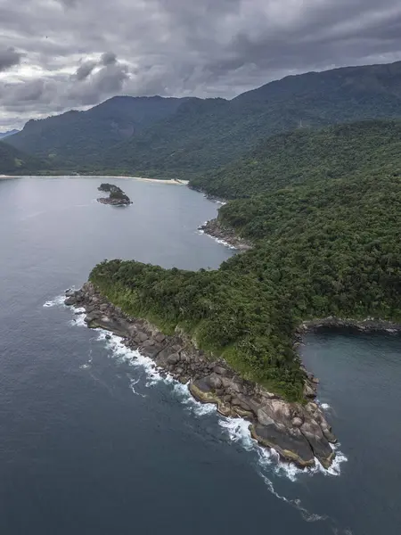 Dağları, yeşil yağmur ormanları ve okyanus üzerindeki kayalık sahili, Ilha Grande, Rio de Janeiro, Brezilya