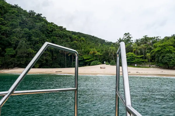 Ilha Grande, Rio de Janeiro, Brezilya 'da Meros Plajı' nın tadını çıkaran turistler