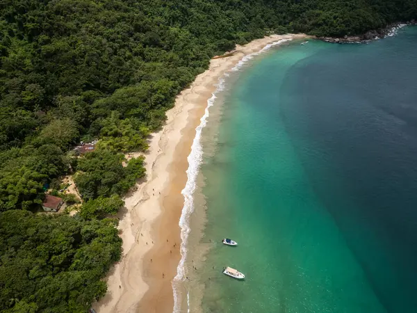 Parnaioca sahilindeki teknelere ve yeşil yağmur ormanlarına güzel hava manzarası, Ilha Grande, Rio de Janeiro, Brezilya