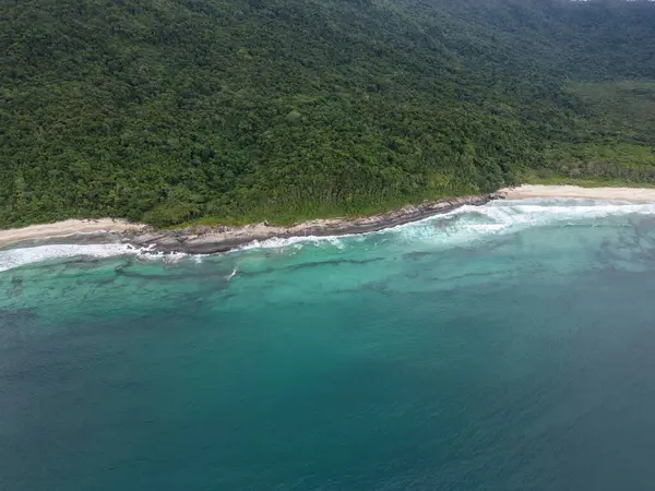 Brezilya, Rio de Janeiro, Ilha Grande 'deki yeşil yağmur ormanlarına ve vahşi zümrüt su plajlarına güzel hava manzarası