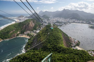 Sugar Loaf teleferiğine, şehre, okyanusa ve dağlara, Rio de Janeiro, Brezilya