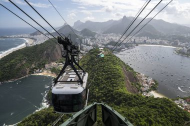 Sugar Loaf teleferiğine, şehre, okyanusa ve dağlara, Rio de Janeiro, Brezilya