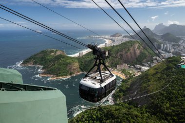 Sugar Loaf teleferiğine, şehre, okyanusa ve dağlara, Rio de Janeiro, Brezilya