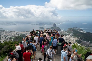 Turistler güzel şehir, okyanus ve dağların tadını çıkarıyorlar. İsa Heykeli, Rio de Janeiro, Brezilya