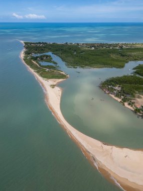 Ponta do Corumbau köyü, Güney Bahia, Brezilya 'daki Long Beach kumsalı ve nehir ağzının güzel hava manzarası.