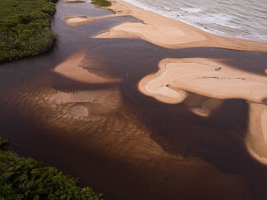 Cumuruxatiba, Güney Bahia, Brezilya 'da kumsalları olan vahşi sahil ve nehir ağzının güzel hava manzarası
