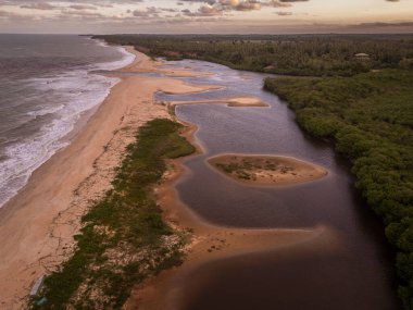 Cumuruxatiba, Güney Bahia, Brezilya 'da kumsalları olan vahşi sahil ve nehir ağzının güzel hava manzarası