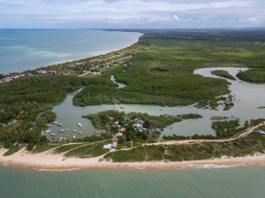 Ponta do Corumbau Köyü, Güney Bahia, Brezilya 'daki nehir ağzı için güzel bir hava manzarası.