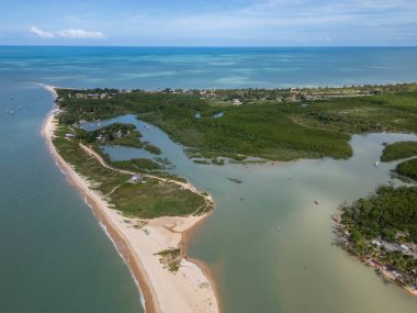 Ponta do Corumbau köyü, Güney Bahia, Brezilya 'daki Long Beach kumsalı ve nehir ağzının güzel hava manzarası.