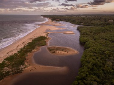 Cumuruxatiba, Güney Bahia, Brezilya 'da kumsalları olan vahşi sahil ve nehir ağzının güzel hava manzarası