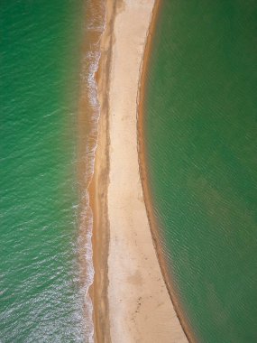 Ponta do Corumbau Köyü, Güney Bahia, Brezilya 'daki Long Beach kumsalına güzel hava manzarası