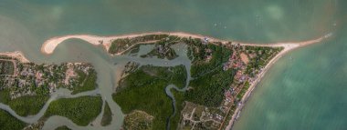 Ponta do Corumbau köyü, Güney Bahia, Brezilya 'daki Long Beach kumsalı ve nehir ağzının güzel hava manzarası.