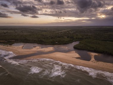 Cumuruxatiba, Güney Bahia, Brezilya 'da kumsalları olan vahşi sahil ve nehir ağzının güzel hava manzarası