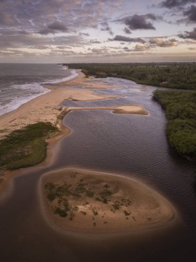 Cumuruxatiba, Güney Bahia, Brezilya 'da kumsalları olan vahşi sahil ve nehir ağzının güzel hava manzarası