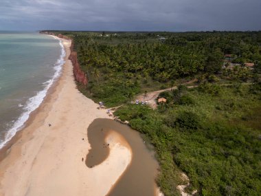 Kızıl uçurumlar ve nehir ağızlı, Cumuruxatiba, Güney Bahia, Brezilya 'nın vahşi Japara Mrim plajına güzel bir hava manzarası