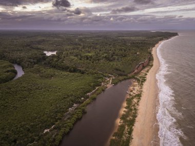 Cumuruxatiba, Güney Bahia, Brezilya 'da kumsalları olan vahşi sahil ve nehir ağzının güzel hava manzarası