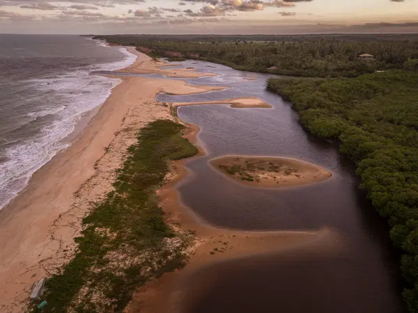Cumuruxatiba, Güney Bahia, Brezilya 'da kumsalları olan vahşi sahil ve nehir ağzının güzel hava manzarası