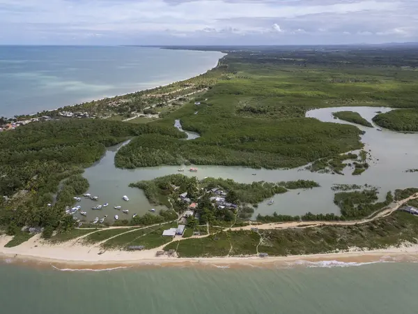 Ponta do Corumbau Köyü, Güney Bahia, Brezilya 'daki nehir ağzı için güzel bir hava manzarası.