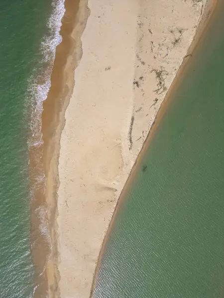 Ponta do Corumbau Köyü, Güney Bahia, Brezilya 'daki Long Beach kumsalına güzel hava manzarası