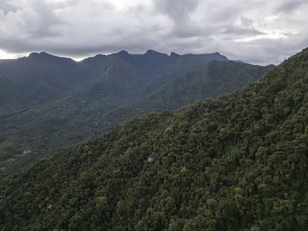 Yeşil yağmur ormanları ve dağların güzel hava manzarası, Serrinha do Alambari, Rio de Janeiro, Brezilya