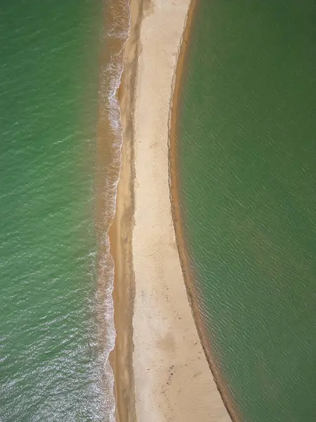 Ponta do Corumbau Köyü, Güney Bahia, Brezilya 'daki Long Beach kumsalına güzel hava manzarası