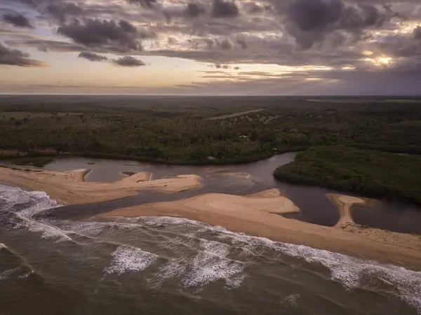 Cumuruxatiba, Güney Bahia, Brezilya 'da kumsalları olan vahşi sahil ve nehir ağzının güzel hava manzarası