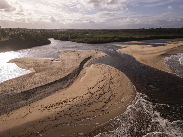 Cumuruxatiba, Güney Bahia, Brezilya 'da kumsalları olan vahşi sahil ve nehir ağzının güzel hava manzarası