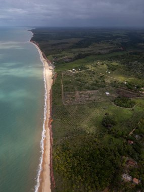 Kızıl kayalıklı, Cumuruxatiba, Güney Bahia, Brezilya 'lı vahşi Japara Mrim plajına güzel bir hava manzarası