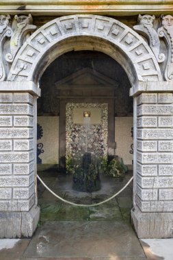 İngiltere, Arundel 'deki ortaçağ tarihi şatosunda su bahçesi.