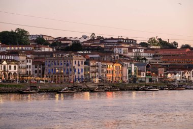 Portekiz, Porto 'da nehir kenarındaki Gaia geleneksel tekne ve binalarına güzel bir manzara