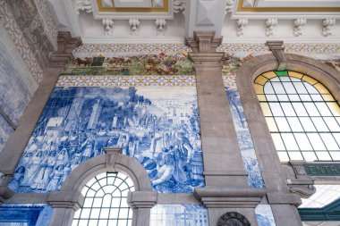 Portekiz 'in Porto şehrinde Bento İstasyon Apartmanı' na güzel bir manzara. 