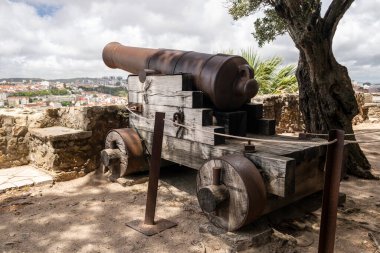 Lizbon şehir merkezindeki Jorge Kalesi, Portekiz 'deki tarihi top mermisine bakın. 