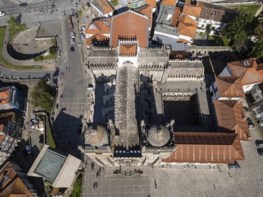 Porto, Portekiz 'deki tarihi S Kilisesi binasına güzel bir hava manzarası. 
