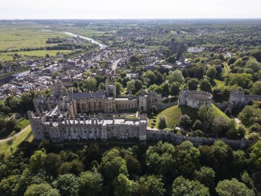 Arundel, İngiltere 'deki tarihi Arundel Kalesi' ne güzel bir hava manzarası.