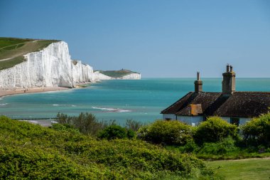 Seaford, İngiltere 'deki Seven Sisters beyaz kayalıklarına güzel bir manzara.