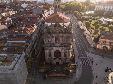 Portekiz 'in Porto şehrindeki tarihi rahipler kulesine güzel bir hava manzarası.