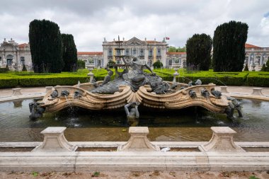 Queluz, Lizbon, Portekiz 'deki tarihi Queluz Sarayı bahçe çeşmesine güzel bir manzara.