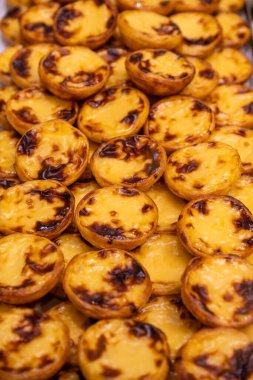 Lizbon şehir merkezinde geleneksel Pastel de Nata tatlı pastaları (muhallebi keki)