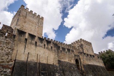 Lizbon şehir merkezi, Portekiz 'deki So Jorge Kalesi' ndeki tarihi duvar ve kuleye güzel bir manzara. 